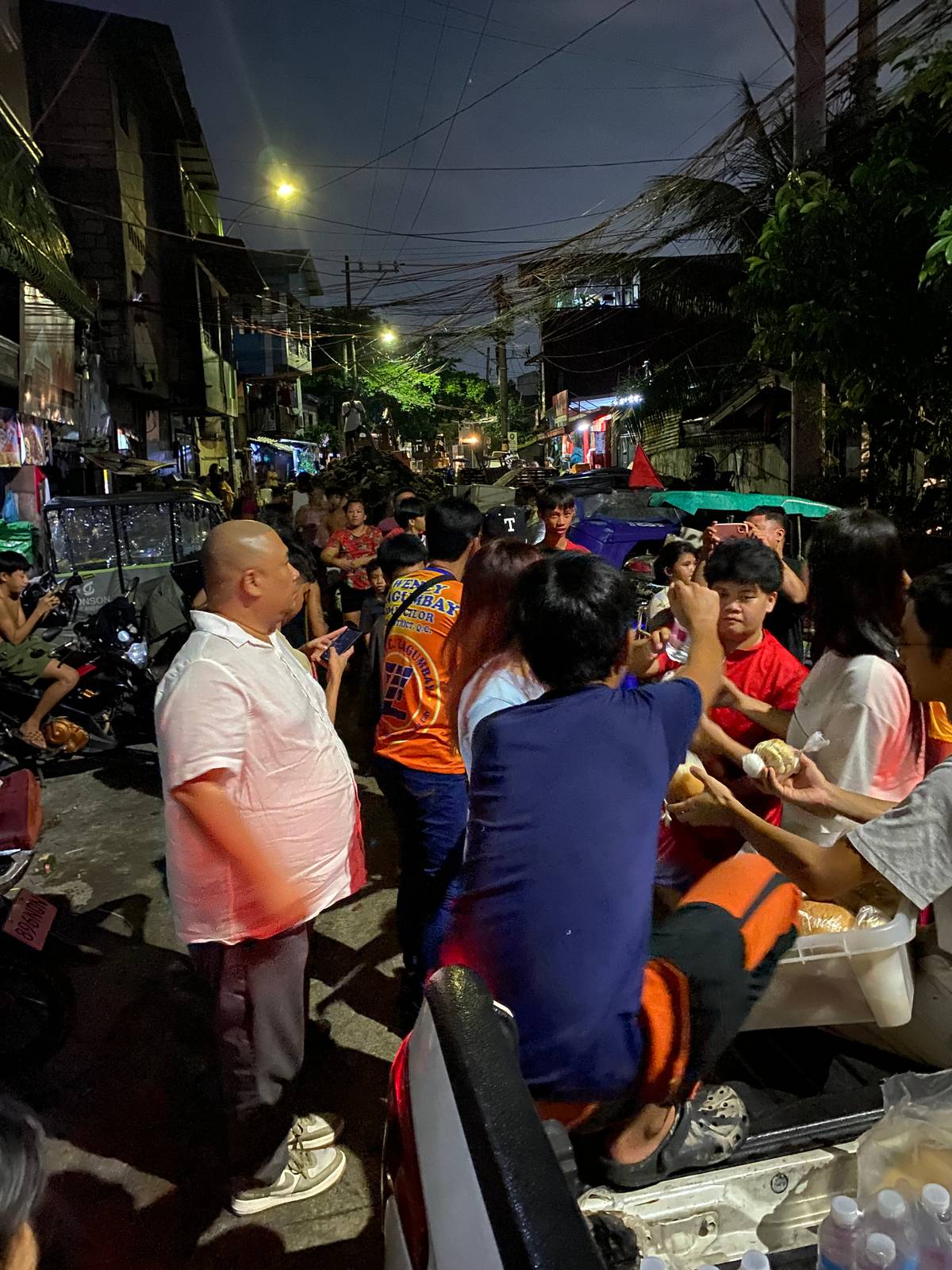 Chef Tatung out in the field for the feeding program he started for typhoon ‘Carina’ victims.